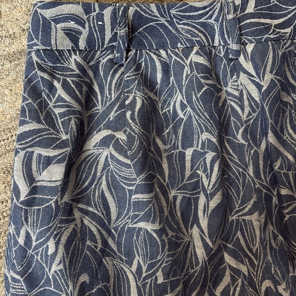 J. McLaughlin Blue and White Leaf Print wide leg pants - size 8 - 100% cotton - Picture 6 of 6
